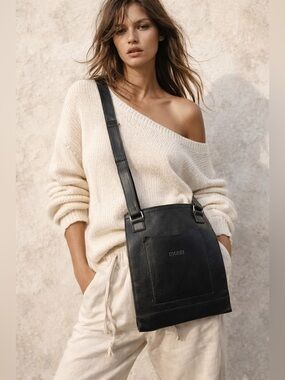 M0851 Black Leather Crossbody Bag Minimalist Canadian Fashion